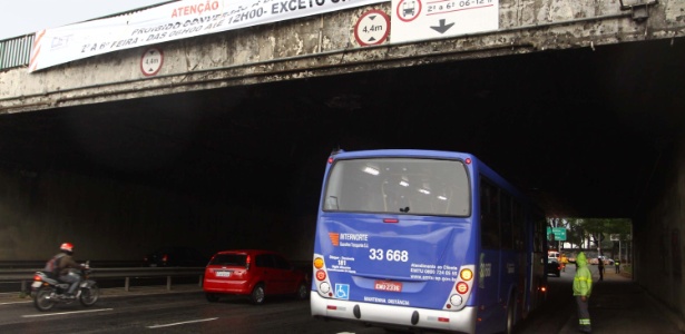 Ônibus trafega por faixa exclusiva na marginal Tietê, em São Paulo, na manhã desta segunda-feira (17) - Marcos Bezerra/Futura Press