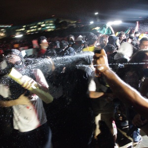 Policial usa spray para conter manifestante em Brasília na noite de segunda-feira (17) - André Coelho/O Globo