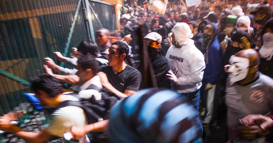 17.jun.2013 - Após uma passeata pacífica pelas principais vias da capital paulista na noite desta segunda-feira (17), um grupo de manifestantes tentou invadir o Palácio dos Bandeirantes, sede do governo do Estado de São Paulo, no Morumbi, zona oeste da cidade