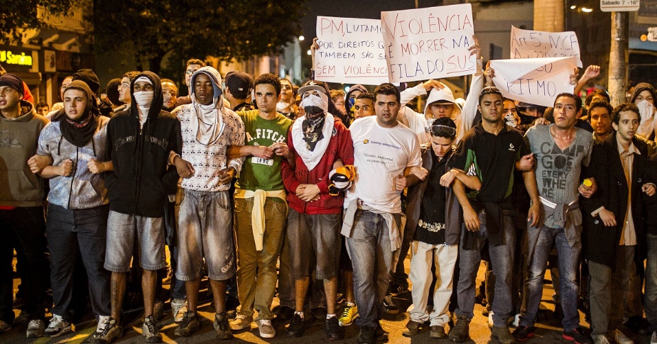 17.jun.2013 - Em São Paulo, manifestantes contra o aumento da tarifa do transporte coletivo fazem marcha pela rua da capital