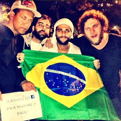 17.jun.2013 - ''PAZ sem voz não é PAZ é MEDO!'', escreveu o ator Bruno Gagliasso (@gagliasso) na legenda da foto acima, postada no Instagram. A imagem é de São Paulo, onde Gagliasso protestou com o cantor Otto (dir) e outros amigos