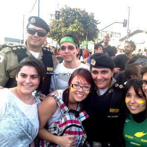 Coronel Cláudia Romualdo, comandante do policiamento de Belo Horizonte, com manifestantes durante manifestação em junho; no 7 de Setembro, ela foi hostilizada - Carlos Eduardo Cherem/UOL