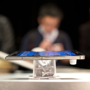 18.jun.2013 - A Huawei apresentou o smartphone Ascend P6 em evento realizado em Londres, no Reino Unido. O aparelho, segundo a companhia ,é o mais fino do mundo com 6,18 milímetros de espessura - Justin Allis/AFP