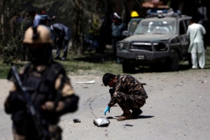 Forças de segurança afegãs investigam sítio de explosão a bomba, em Cabul. O ataque tinha como alvo o clérigo Shia Muslim e matou três civis, afirmou a polícia