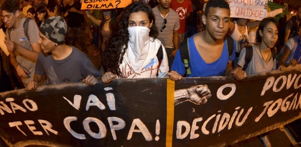 Manifestantes fecham avenida próxima à UFMG no dia 18; expectativa é de novo protesto nesta quarta