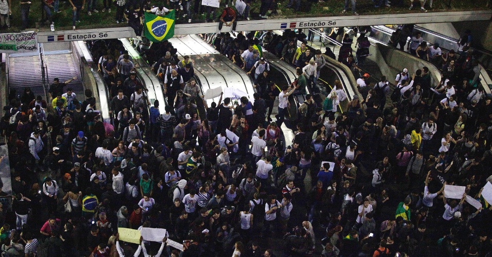 18.jun.2013 - Manifestantes se concentram na estação Sé do metrô, na Praça da Sé, no centro de São Paulo (SP), na tarde desta terça-feira (18), no sexto dia de protestos. A manifestação que começou contra o aumento das passagens de ônibus, trem e metrô na cidade, organizado pelo Movimento Passe Livre, abraçou outras causas. O protesto realizado na noite desta segunda-feira (17) reuniu mais de 60 mil pessoas na capital paulista e foi pacífico por quase todo o trajeto. No fim da noite, um grupo tentou invadir o Palácio do Governo, na zona sul, e foi reprimido pela polícia