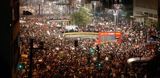 Milhares protestam na avenida Paulista, centro de São Paulo, na noite de 18 de junho - Caetano Barreira/Fotoarena/Estadão Conteúdo