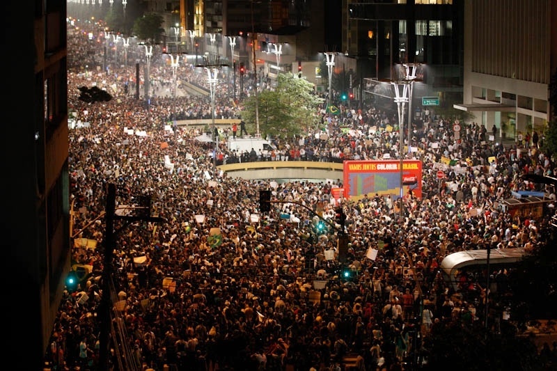 18.jun.2013 - Milhares de manifestantes chegam à avenida Paulista durante mais uma noite de protesto em São Paulo (SP). O clima é pacífico na avenida