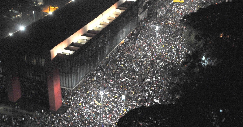 18.jun.2013 - Milhares de manifestantes se reúnem na avenida Paulista durante novo protesto contra o aumento das passagens no centro de São Paulo (SP), entre outras reivindicações, nesta terça-feira (18). Este é o sexto ato contra o aumento do preço do transporte na cidade