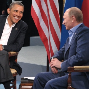 Putin (direita) e Obama: Snowden pode ficar, em uma justificativa que o próprio russo admite ser estranha