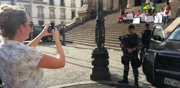 Sul-africana Megan Jelley foi à Alerj para ver pessoalmente os estragos provocados pelos atos de vandalismo - Hanrrikson de Andrade/UOL