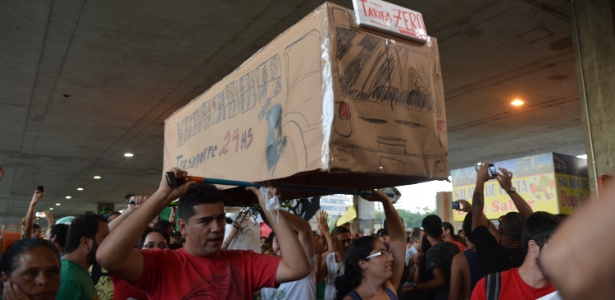 Cerca de 1.300 pessoas, segundo a Polícia Militar, marcham na capital federal pedindo tarifa zero para o transporte coletivo - Valter Campanato/ABr