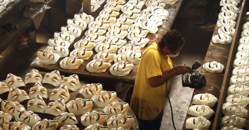 19.jun.2013 - Fábrica de máscaras de São Gonçalo, no Rio de Janeiro, trabalha para fazer os modelos usados nas manifestações contra o aumento das passagens de ônibus no Brasil. Um dos mais pedidos é o personagem de 