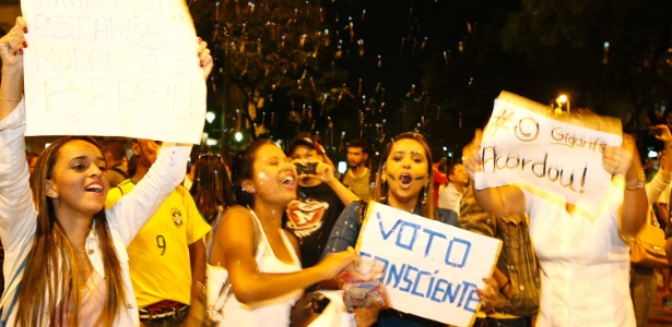 Grupo de jovens manifestantes exibe cartazes com diversas reivindicações durante manifestação em BH - João Godinho/O Tempo/ Futura Press