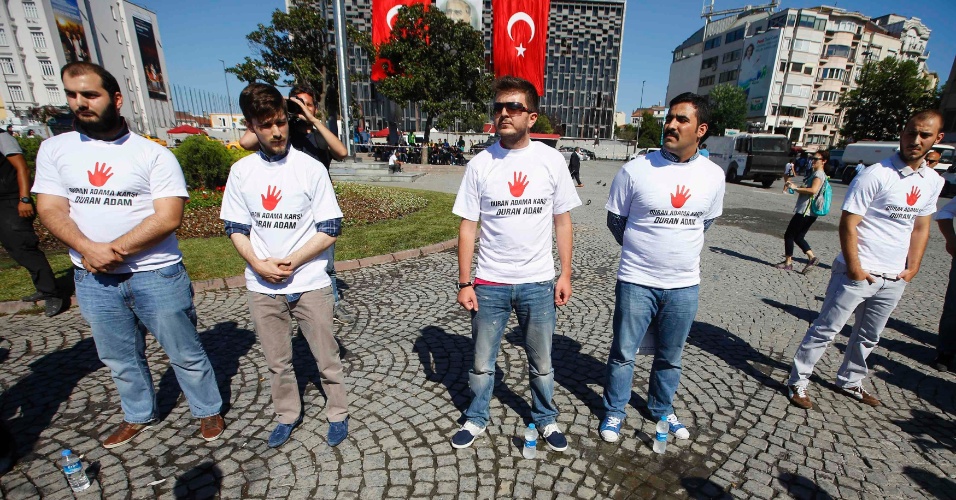 19.jun.2013 - Homens fazem protesto silencioso na praça Taksim