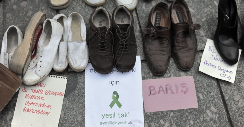 19.jun.2013 - Manifestantes deixam sapatos para vítimas dos protestos do parque Gezi em Istambul