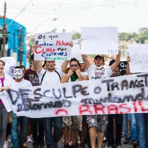 19.jun.2013 - Manifestantes protestam em Lins (SP) contra a PEC 37 - José Luis Silva/Futura Press