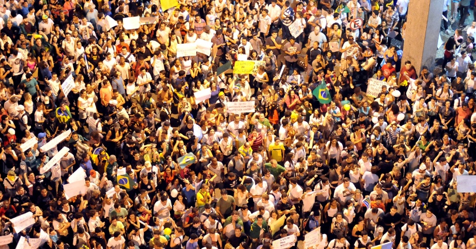 19.jun.2013 - Manifestantes se reúnem na praça Arariboia, em Niterói, nesta quarta-feira, em protesto ao aumento da tarifa do transporte público na cidade. A Prefeitura de Niterói anunciou em nota, nesta quarta-feira, que 