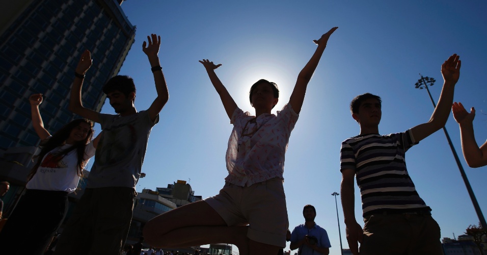 19.jun.2013 - Pessoas praticam yoga durante protesto pacífico na Praça Taksim, em Istambul
