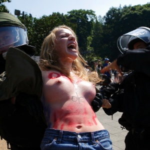 Femen ficou conhecido pelos protestos; na foto acima, manifestante é detida em em Berlim (Alemanha)  - Pawel Kopczynski/Reuters