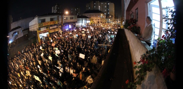 Multidão caminha pelas ruas de Curitiba em protesto contra o aumento das passagens de ônibus em junho - Daniel Castellano/Gazeta do Povo/Futura Press