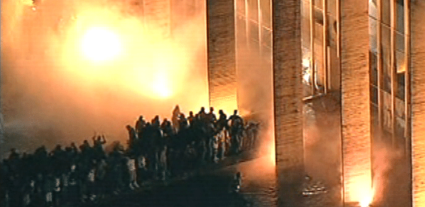 Foco de incêndio é visto em frente a sede do Ministério das Relações Exteriores, em Brasília, durante mais uma noite de protesto na capital federal - Reprodução