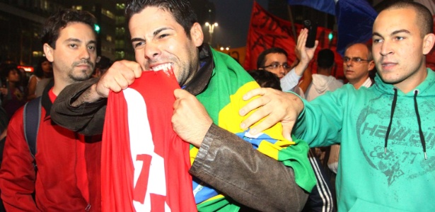 Manifestante rasga bandeira do PT durante protesto nos dois sentidos da avenida Paulista - Léo Pinheiro/Futura Press