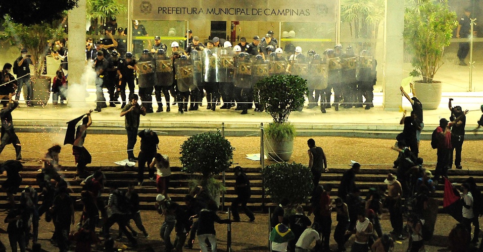 20.jun.2013 - Manifestantes entram em confronto com a polícia em frente a Prefeitura de Campinas (SP), nesta quinta-feira, durante comemoração pela redução do valor da passagem do transporte público 