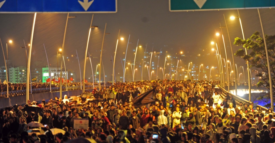 20.jun.2013 - Manifestantes percorrem as principais ruas do centro de Florianópolis (SC), nesta quinta-feira, nas proximidades da Assembleia Legislativa e na região do Terminal Integrado do Centro (Ticen). A Avenida Beira-Mar Norte foi fechada, assim como as pontes que dão acesso à ilha