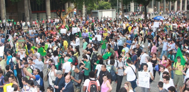 Manifestantes se concentraram em frente à igreja da Candelária, no centro do Rio de Janeiro - Jadson Marques/Estadão Conteúdo