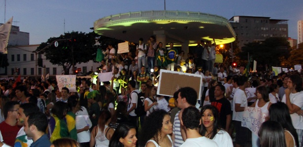 Manifestantes se reúnem na avenida Goiás, região central de Goiânia (GO), durante protesto reivindicando melhorias na saúde, transporte, educação e por um país sem corrupção, na noite de 20 de junho - Randes Nunes/Fotoarena/Estadão Conteúdo