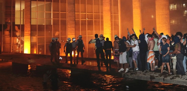 Manifestantes tentam invadir a sede do Ministério das Relações Exteriores, em Brasília, durante mais uma noite de protesto - Gustavo Froner/Reuters