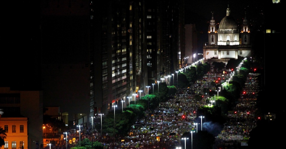 20.jun.2013 - Milhares de manifestantes caminham pela avenida Presidente Vargas a partir da igreja da Candelária, no centro do Rio de Janeiro, até a Prefeitura do Rio de Janeiro, em protesto nesta quinta-feira (20)