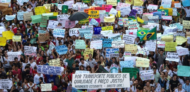 20.jun.2013 - Milhares de pessoas seguem em protesto no centro do Recife (PE) - Yasuyoshi Chiba/AFP