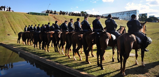 Polícia montada se posiciona em frente ao Congresso Nacional, em Brasília, antes da chegada dos manifestantes - Laycer Tomaz/Câmara dos Deputados