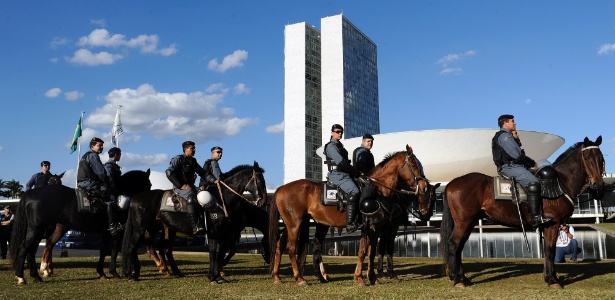 Polícia montada se posiciona em frente ao Congresso Nacional, em Brasília, antes da chegada de manifestantes - Laycer Tomaz/Câmara dos Deputados