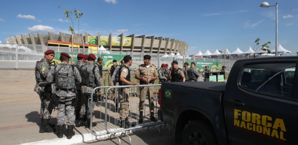 Soldados da Força Nacional reforçam a segurança no entorno do Estádio Mineirão no dia 20