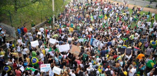 Cerca de mil pessoas protestam na Barra da Tijuca, zona oeste do Rio de Janeiro, na tarde desta sexta-feira - Tomaz Silva/Abr