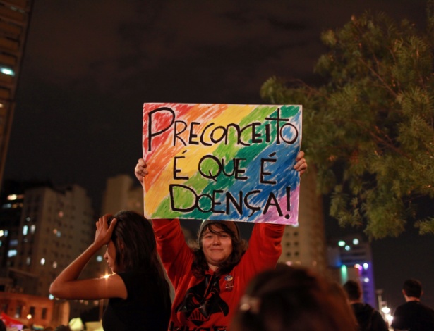 Manifestante carrega cartaz na praça Roosevelt, no centro de São Paulo, para protestar contra a "cura gay" - Andre Lessa/UOL