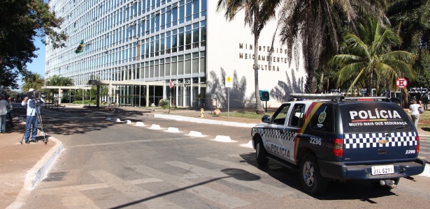 Prédio em que ficam os ministérios da Cultura e Meio Ambiente é evacuado em Brasília após ameaça de bomba - Kleyton Amorim/UOL