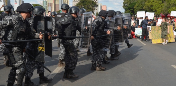 Polícia militar confronta manifestantes em Brasília, a exemplo do que ocorreu em diversas cidades e capitais do país - Valter Campanato/ABr