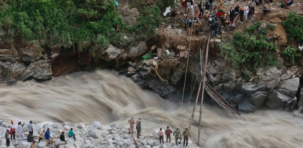 22.jan.2013 - Soldados tentam reparar uma ponte provisória sobre o rio Alaknanda depois de ter sido destruída pelas chuvas de monção - Danish Siddiqui/Reuters