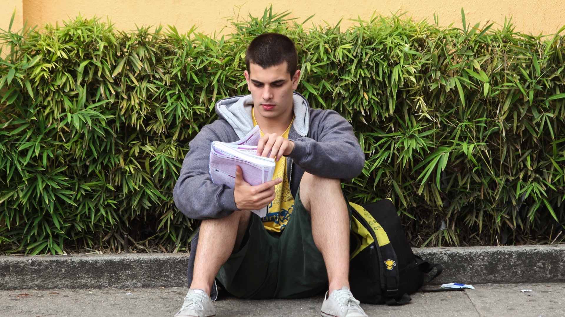 23.jun.2013 - Candidatos estudam e aguardam para o início do segundo dia de provas da segunda fase do vestibular de inverno da Unesp 2013. Os portões serão fechados às 14 h. Neste domingo, os candidatos farão a prova de linguagem e códigos e a redação. Os 11.877 candidatos convocados para a segunda fase disputam 420 vagas nos cursos de agronomia, zootecnia, engenharias ambiental, civil, de controle e automação, de produção, elétrica e mecânica - Bruno Poletti/UOL