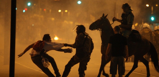 23.jun.2013 - Manifestantes entraram em conflito com a polícia, e BH se transformou em praça de guerra