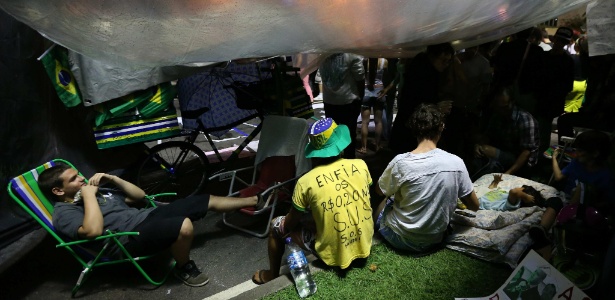 Grupo de manifestantes continua acampado próximo à residência de Sérgio Cabral - Marcelo Sayão/EFE
