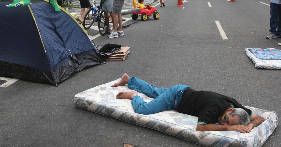 Manifestante dorme em colchão colocado em frente à casa do governador do Rio de Janeiro, Sérgio Cabral