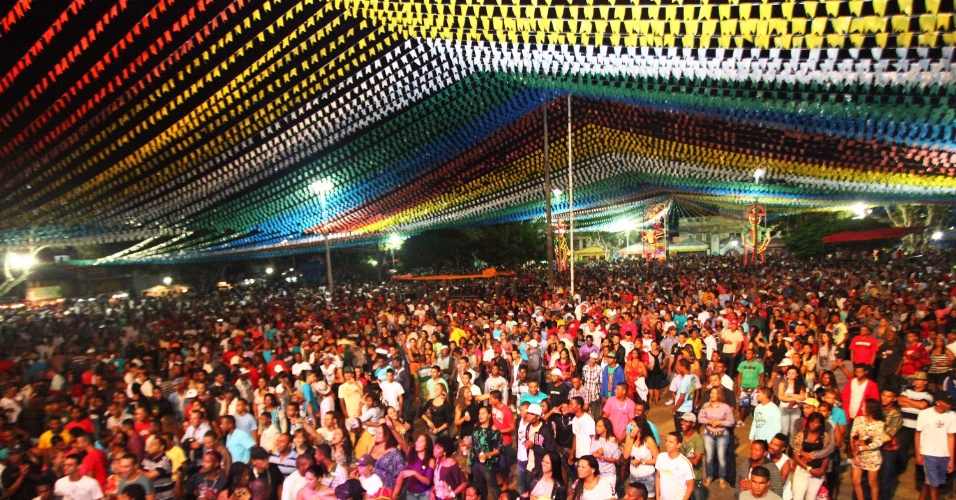 22.jun.2013 - Multidão se reúne para festa junina em Santo Estevão, a cerca de 190 Km de Salvador. As festas vão até 24 de junho