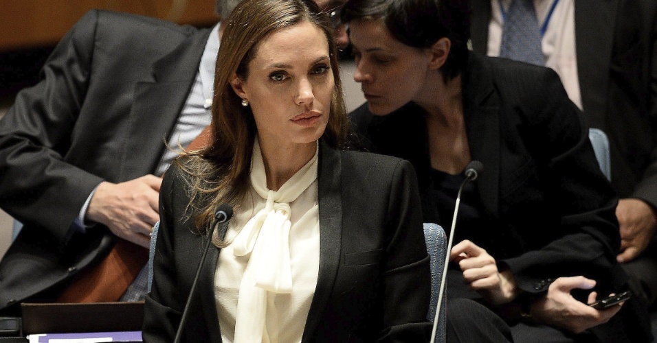 24.jum.2013 - A atriz Angelina Jolie participa da sessão do Conselho de Segurança da ONU (Organização das Nações Unidas) dedicada a combater a violência sexual contra as mulheres em conflitos armados. A reunião acontece em Nova York, nos EUA