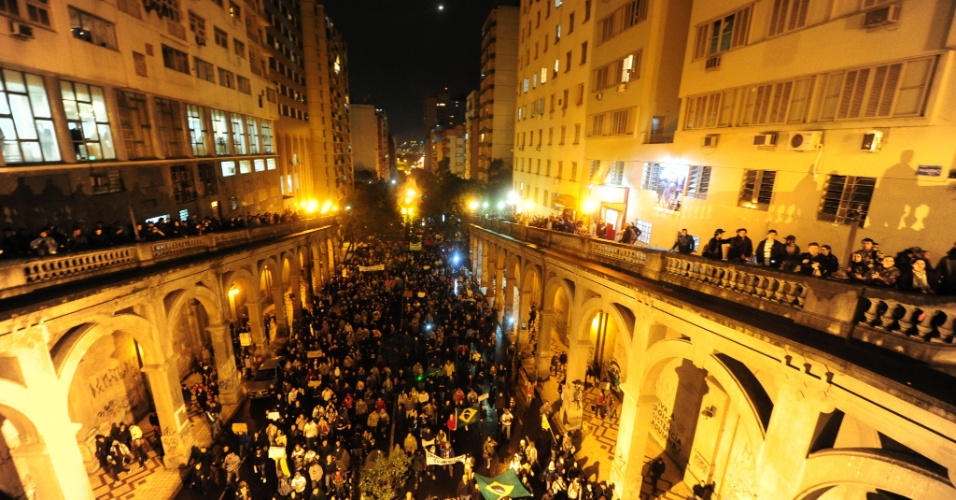 24.jun.2013 - Cerca de 10 mil pessoas se reuniram em protestos nas ruas de Porto Alegre, na noite desta segunda-feira (24)