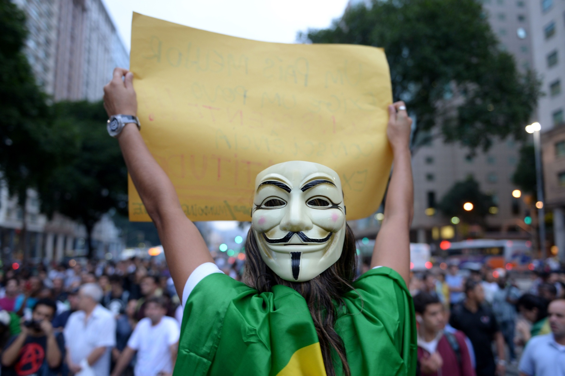 24.jun.2013 - Manifestante mascarado participa de protesto por melhores serviços públicos e contra a PEC 37, entre outras reivindicações, na região central do Rio de Janeiro (RJ), na noite desta segunda-feira - Yasuyoshi Chiba/AFP
